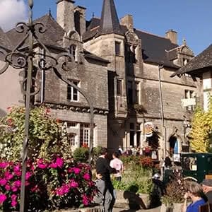 Vue sur Rochefort-en-terre, accès aux activités touristique de la région Bretagne