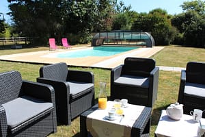 Piscine dans le jardin arboré en pleine nature