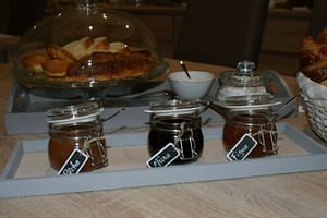 Salle commune - Petit déjeuner avec confitures maison