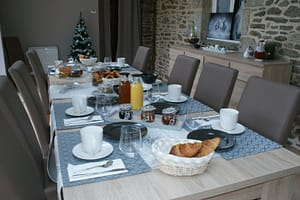 Salle commune - Petit déjeuner avec viennoiseries, confitures maison pour un accueil chaleureux