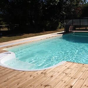 Vue sur la piscine et accès aux services de nos chambres d'hôtes