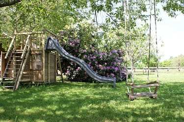 Aux Agapanthes, Le parc arboré avec les jeux pour enfant