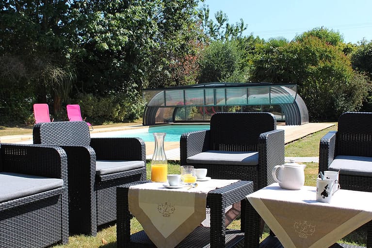 Espace piscine avec salon de jardin pour apéritif au soleil