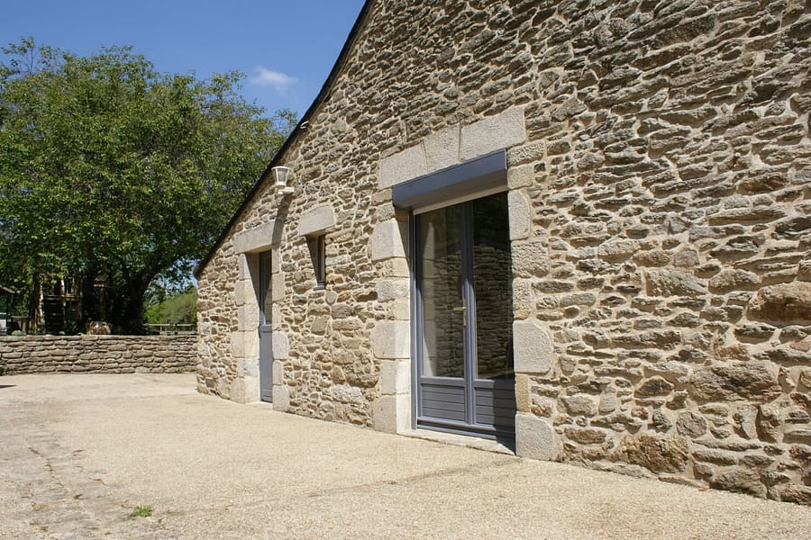 La cour de la longère